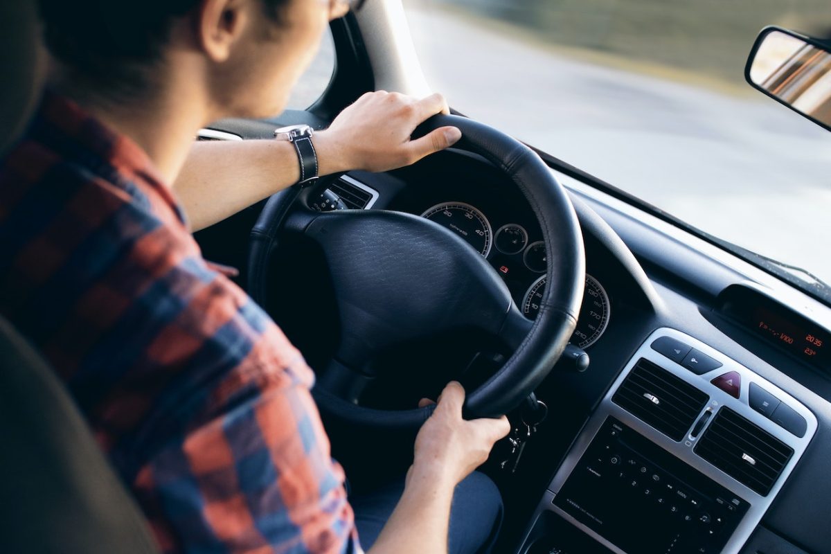 Poradnik dla początkujących kierowców: jak bezpiecznie i sprawnie poruszać się po drogach?