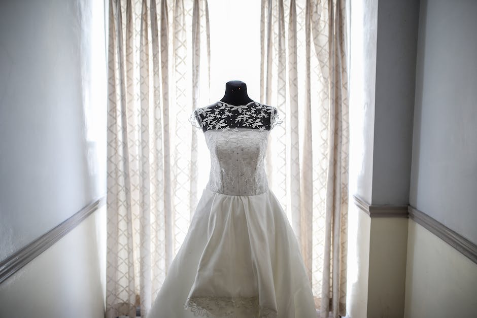 Wybór idealnej sukni ślubnej – Poradnik dla przyszłych panien młodych
