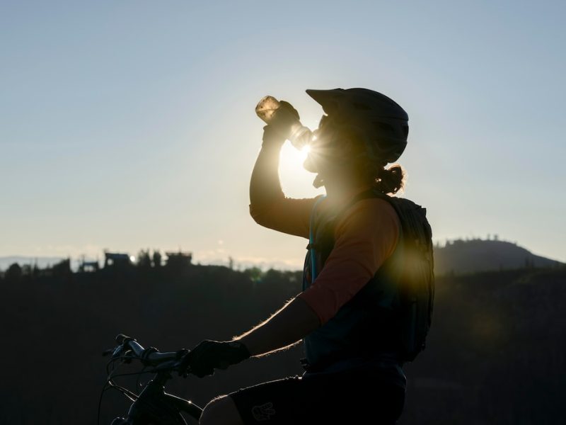 Jak wybrać odpowiednie oświetlenie do jazdy na rowerze po zmroku?