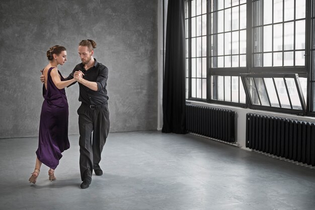Jak nauka tango wpływa na poprawę nastroju i zwiększenie radości z życia?